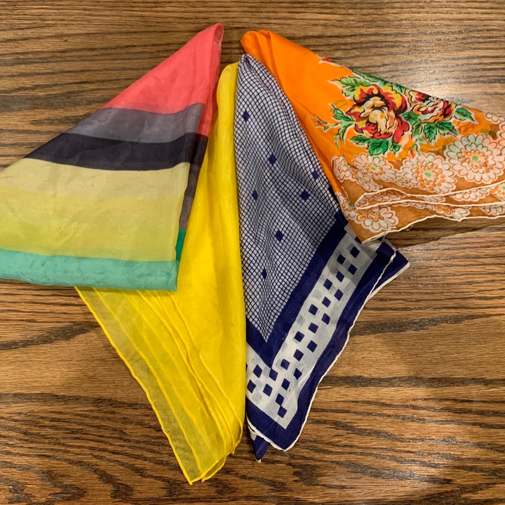 Lot of 4 vintage scarves/ Neckties 💛🧡
